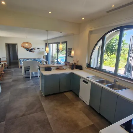 Villa 8 Pièces Avec Piscine Privée Et Vue à - Fr-1-780-11 Sainte-Maxime